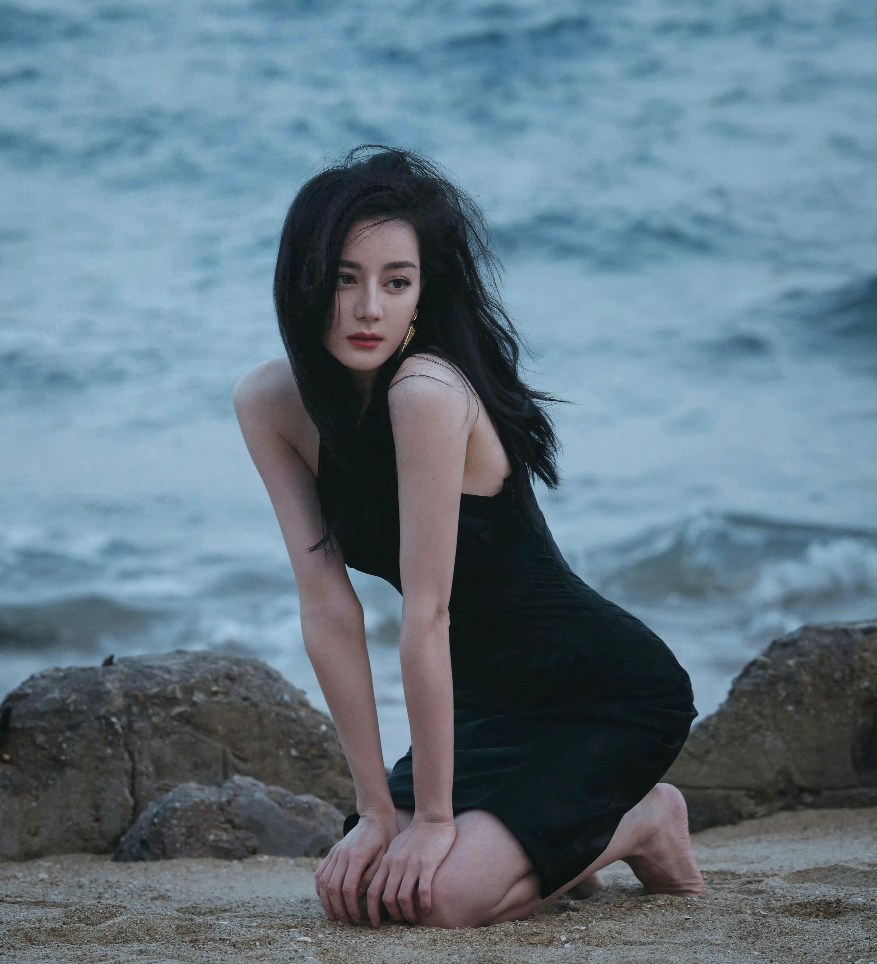 迪丽热巴近照海边大片光脚丫真诱人，就是脚有点大了