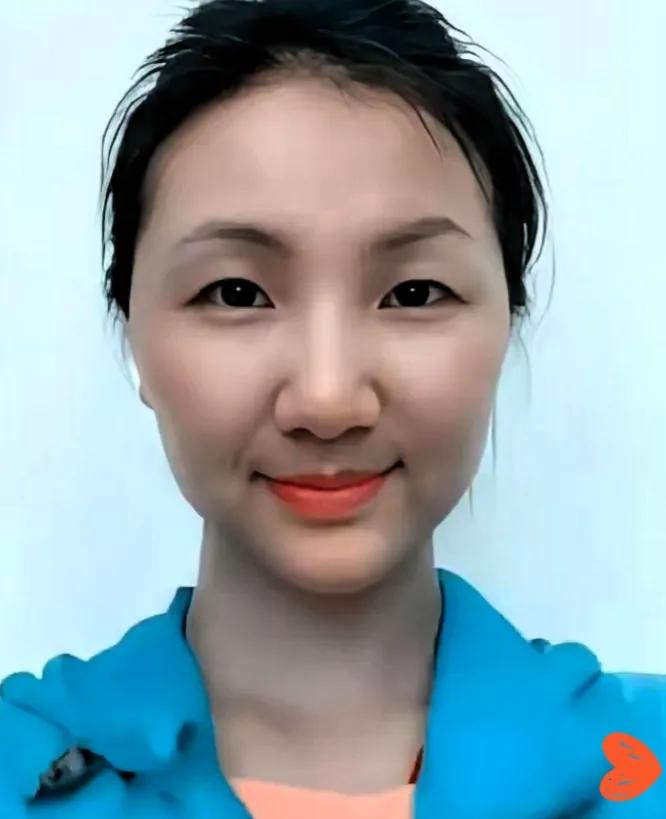 2012年，一架飞往乌鲁木的客机升到了5000米高空。突然，一位空姐推着餐车猛烈