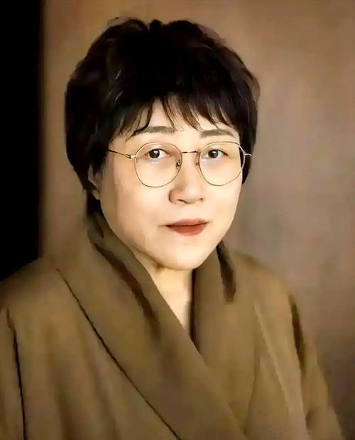 情感专家说：男人一生中需要三个女人：一是老婆。二是红颜。三是知己。老婆是生活，
