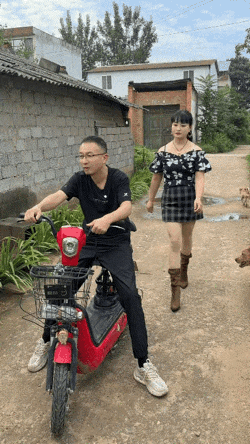 过地面实在太多坑了[大笑][大笑][大笑]