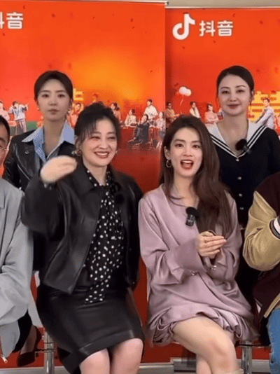 陈昊宇拒绝了你的比心邀请陈昊宇拍照比耶派捉到一只呆萌美女，每次拍照就触发比耶手