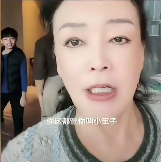 汪小菲的小儿子霖霖太可爱了，他可会讨马筱梅和张兰开心了，马筱梅被他感动到走到哪里