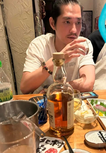 蓝正龙深夜现身日式居酒屋，造型似日人、神情落寞引猜测自大S离世后，她生前的前