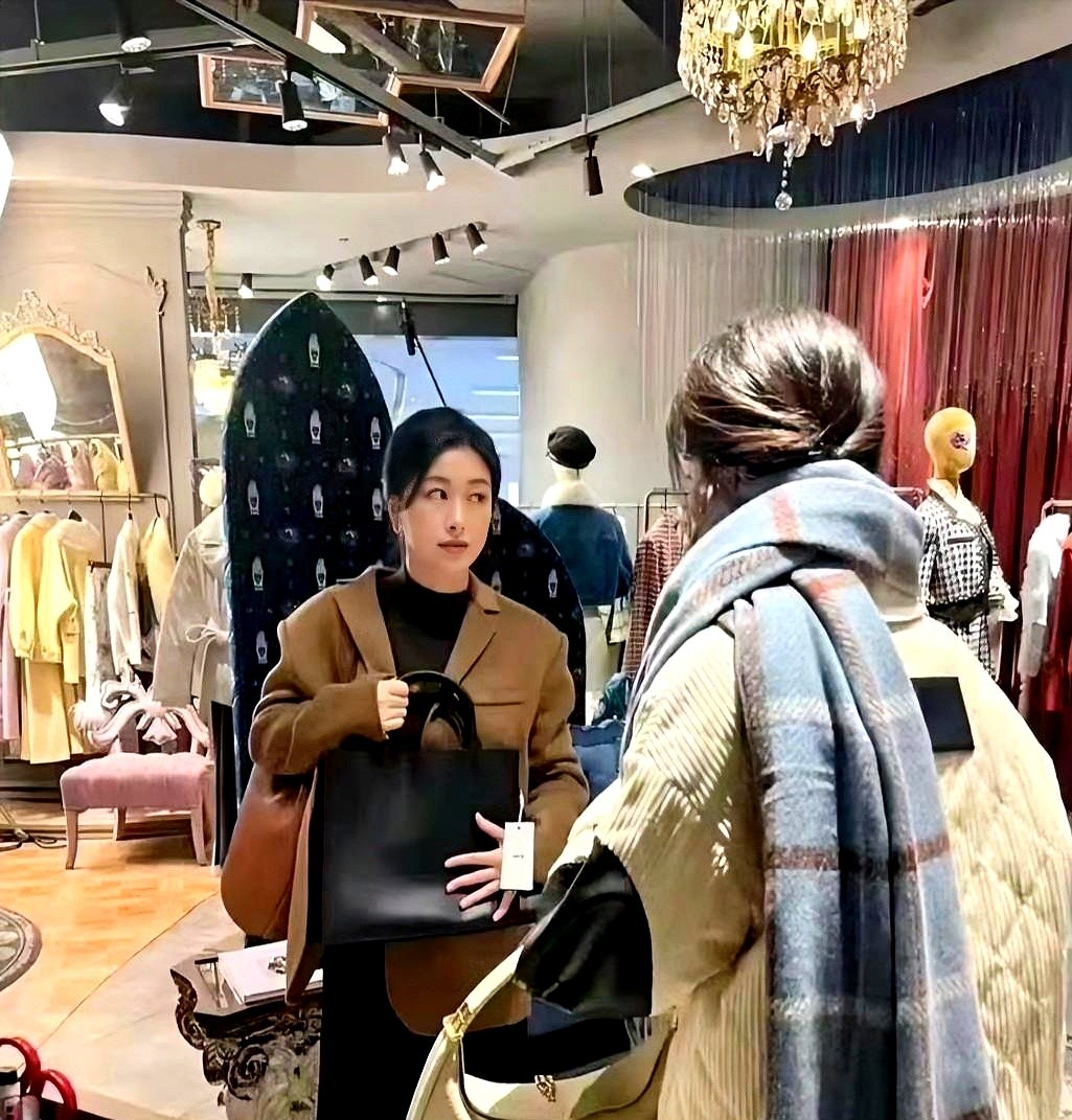 路人镜头一扫，没了聚光灯的朱珠直接看呆了网友。宽松卫衣配平底鞋，个头显矮，腰身见圆，连眼角笑纹和法令