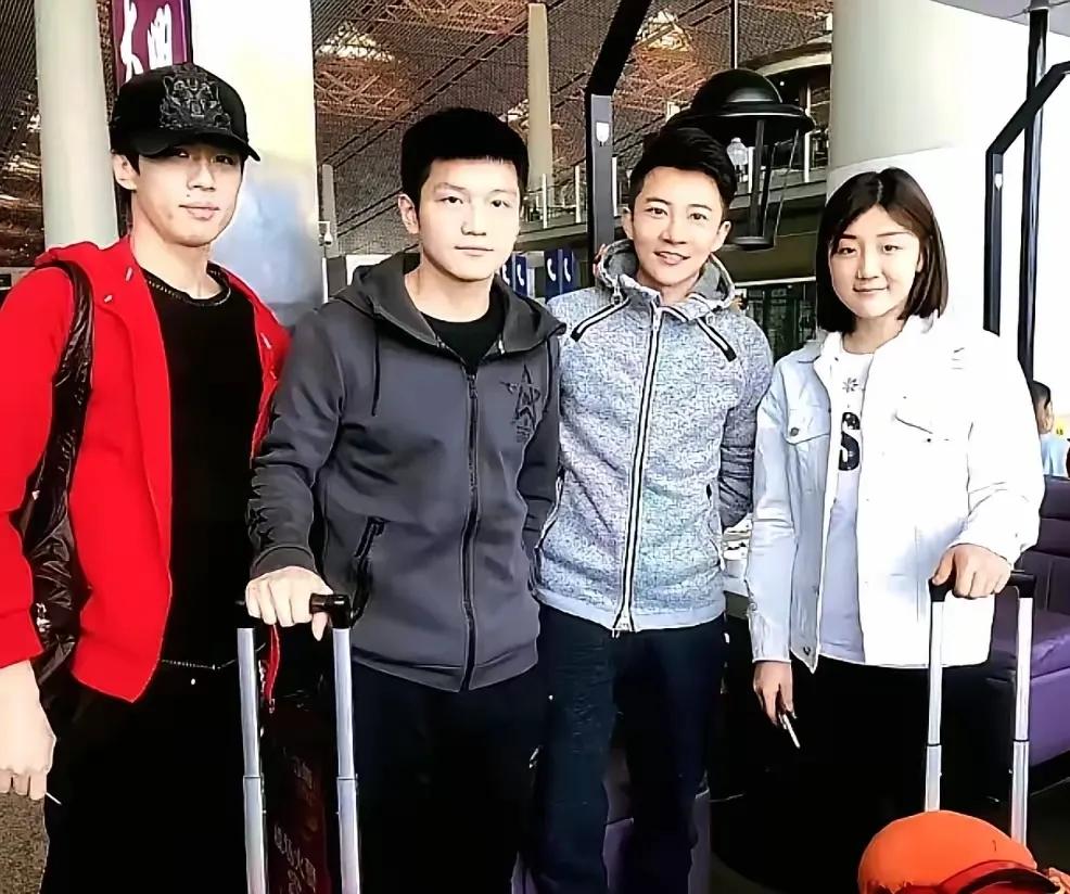 我只认得，林高远和樊振东，特别是右边那位大美女，她短发齐肩，笑容满面，看着很有亲