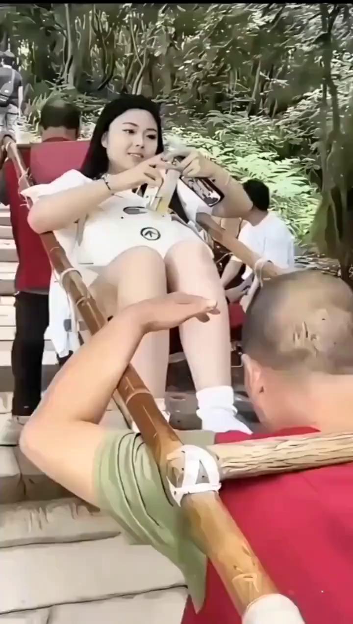 大家注意看，两个男子正用轿子抬着一位女子艰难的在山道上前行。很多人可能会好奇，女