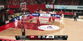 廖三宁场边发球给熊大，这比周琦过分太多，郭士强的球队乱七八糟先跟周琦接球被抢