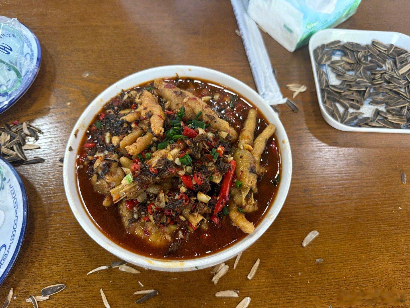 早上醒来，孩子说：我们去江西哪里爬山玩好不好？看了一下导航地图，距龙虎山才330