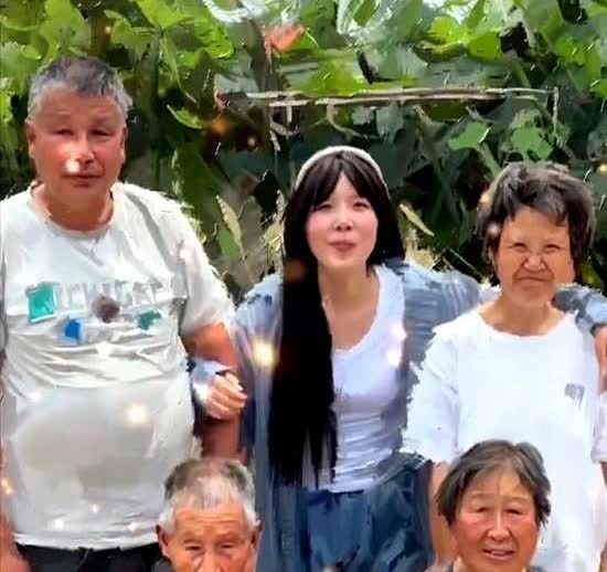 眼泪止不住的流.....安徽一残疾女孩独自在街上卖菜，一男子见她可怜，便花500