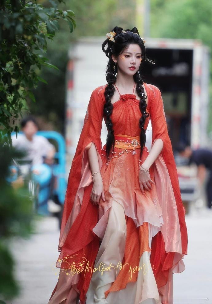 现在的古装剧尺度真是越来越开放了，怎么连肚兜都能直接外穿了？