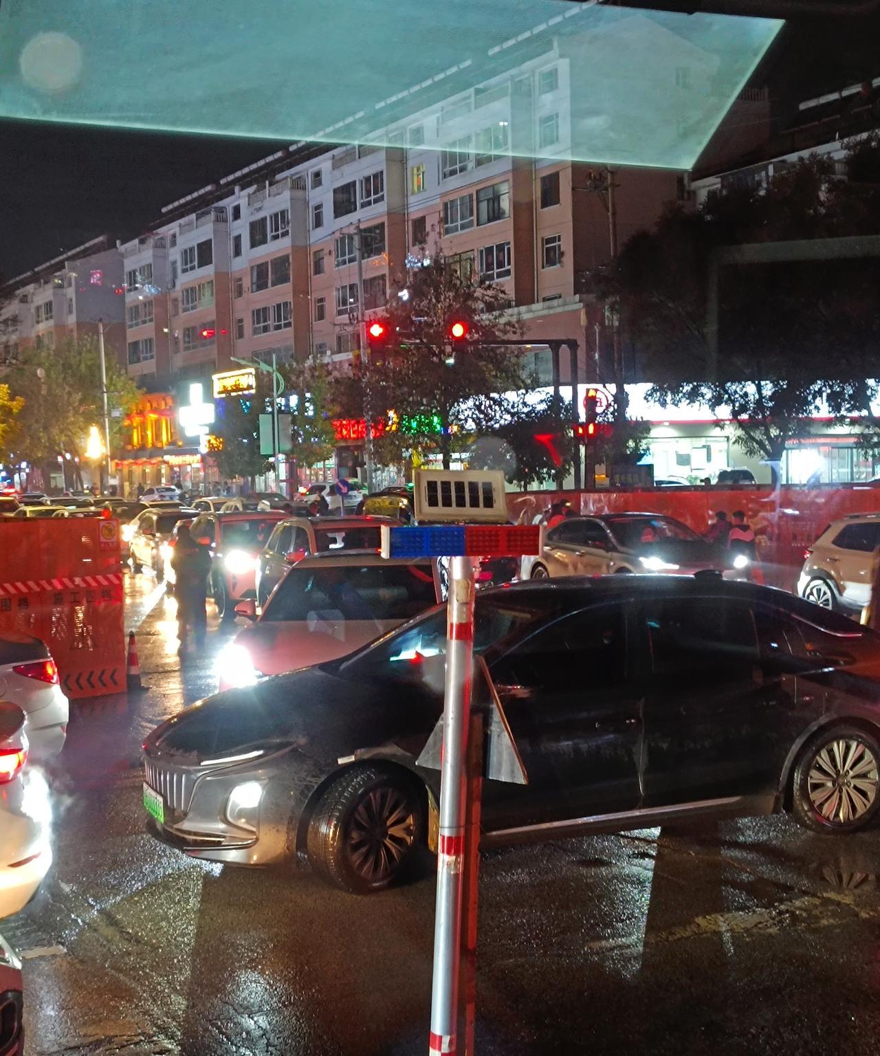 天一黑你就不要进入棚户区了。进去了你都出不来。你看看这堵成一堆了。就是交警来了