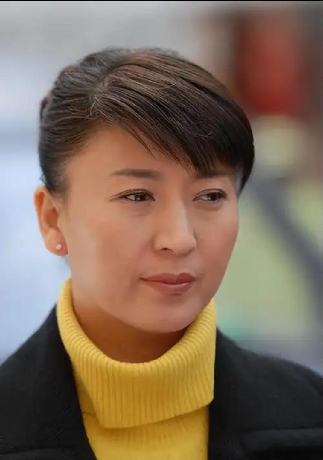 片场凌晨三点，他盯着监视器，突然抬手：“全废了，重拍。”所有人傻了。戏已杀