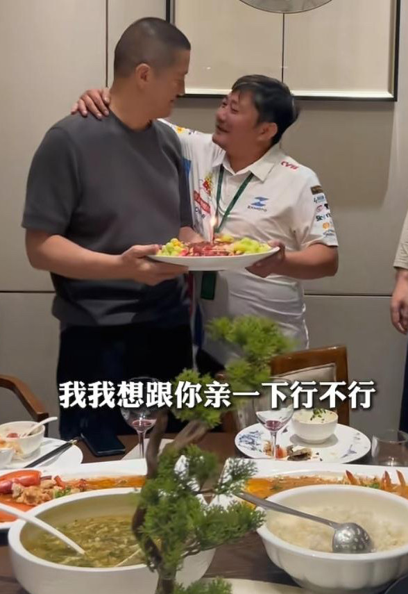 55岁生日宴上，李亚鹏被“亲”上了热搜谁说中年人的友谊只能喝喝茶、叙叙旧？李亚鹏55岁生日这天，就被