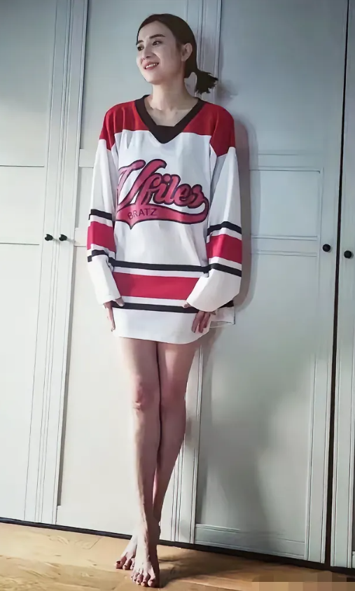 宋佳，173cm，扎着小辫，踮着脚尖，看着好清纯