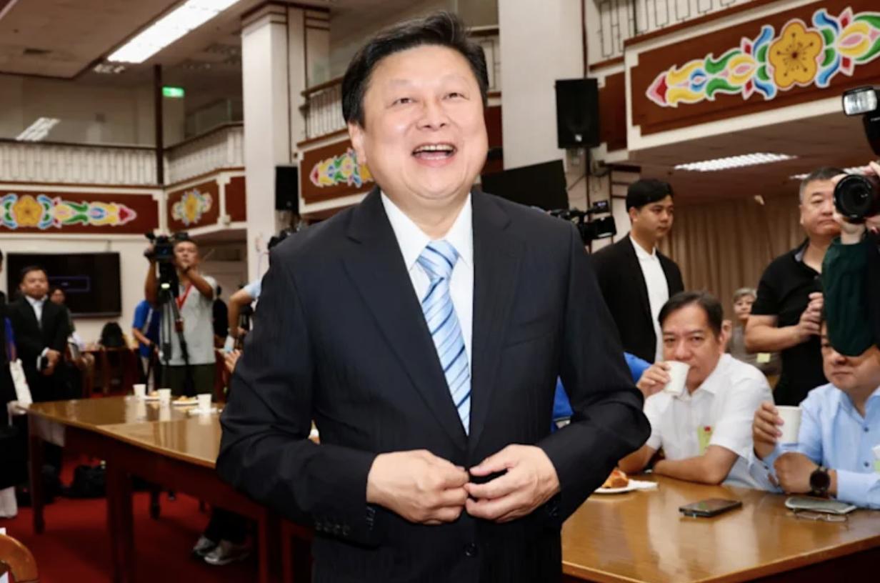 哈哈，岛内选举快到了，又来这一招。所谓外国记者爆，“花莲买票”，傅崐萁回呛！