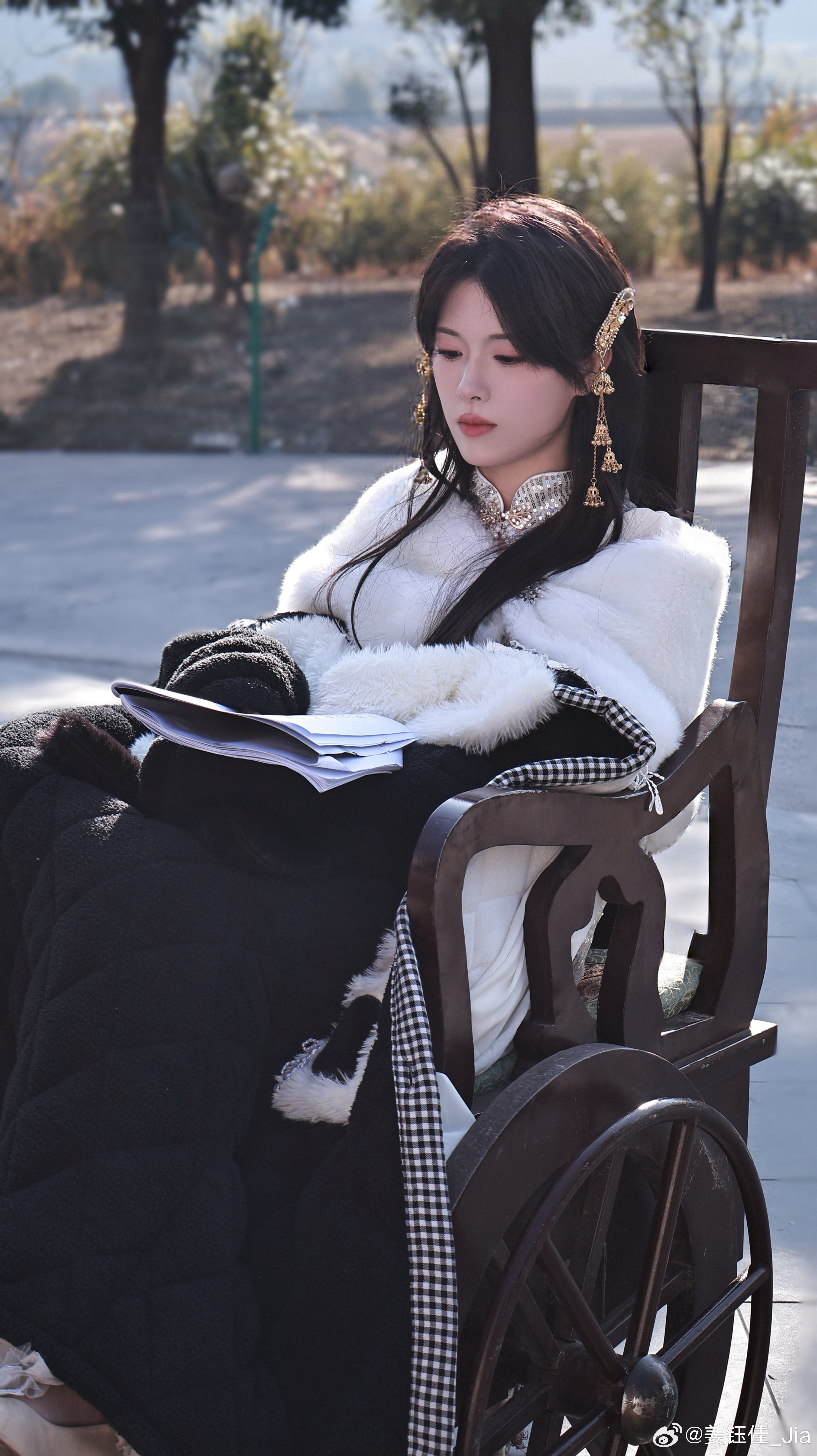 “幸福就像猫追尾巴”