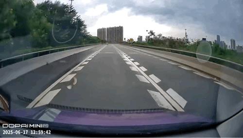 两边的石墩写满了故事[捂脸哭]