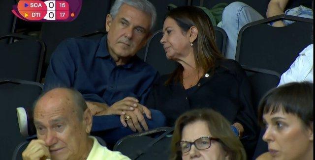 还是世俱杯好看一些啊，吉马良斯教练也在看，今天海滩状态火热，第一局后面换人意图很