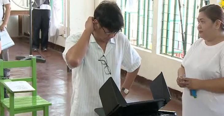 小马科斯可能正在为自己的失败做准备，他在投票的时候就遭遇了“投票机技术故障”，当