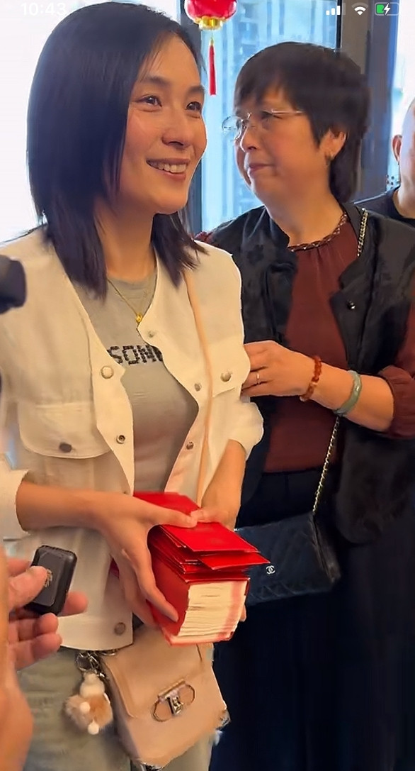 她的养父母不在了，还是一个独自抚养三个孩子的单亲妈妈。她哭着和商警官说，不求金钱