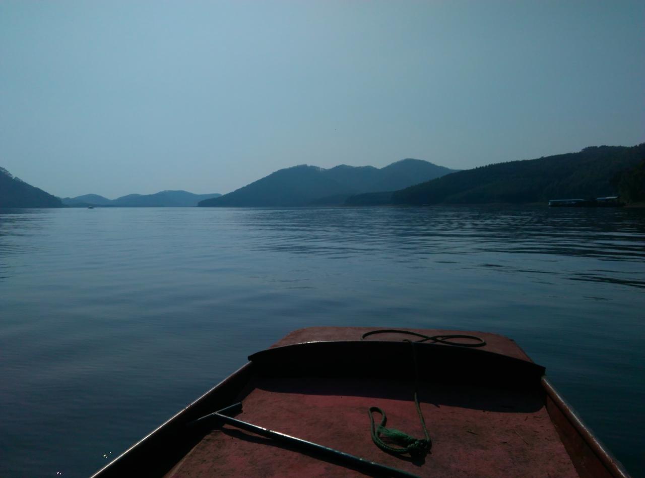 南宁大王滩景区，以前进去不收门票，还可以坐船到湖上游览，在湖的中间停了很多带蓬的
