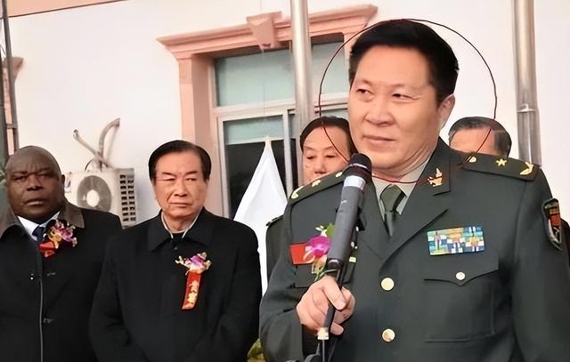 “假少将”董大维:冒充军官15年骗380万娶两妻,因入戏太深被抓