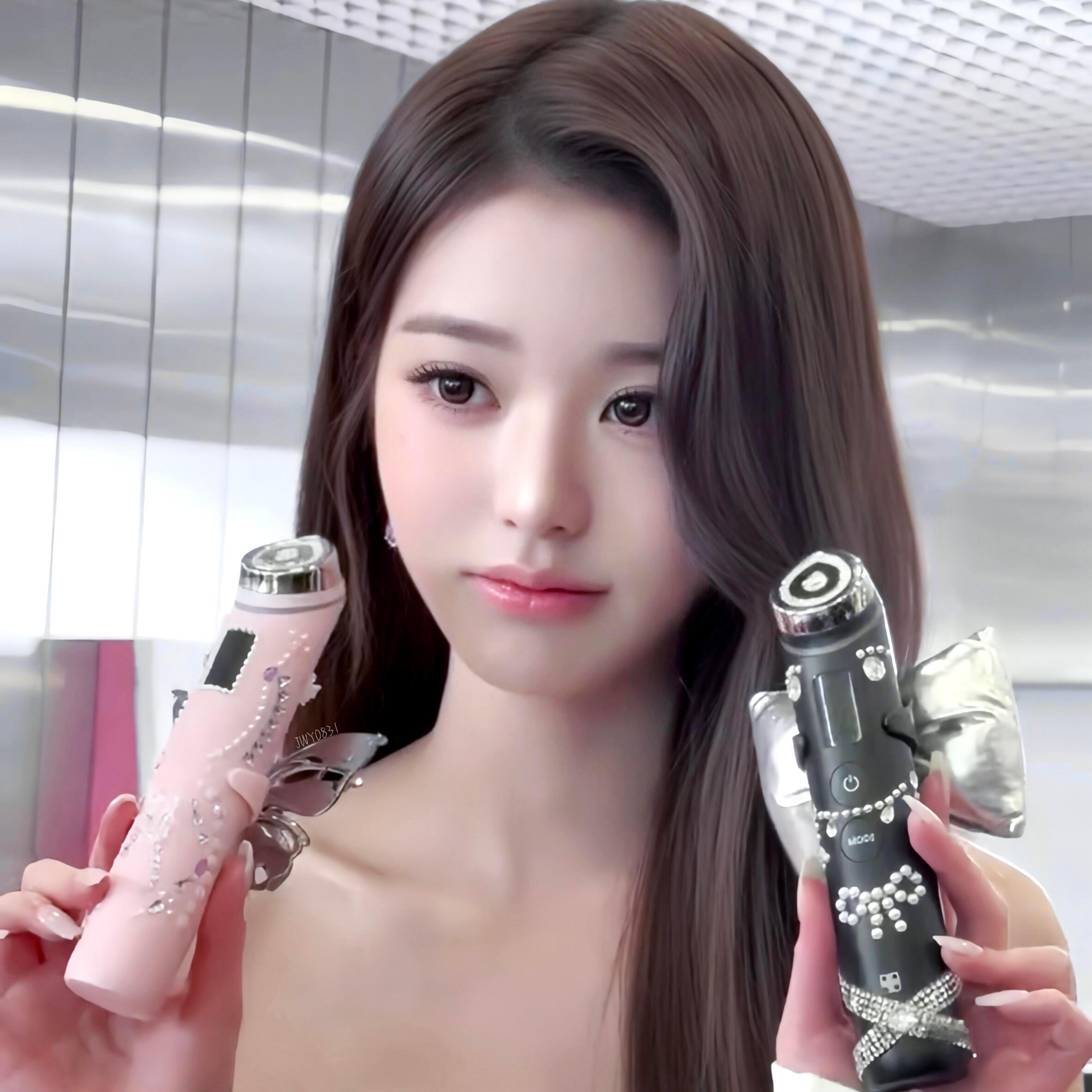 张元英这张脸摆在那就是每个有公主梦女孩的乌托邦长得太梦幻了手里拿的美容仪像