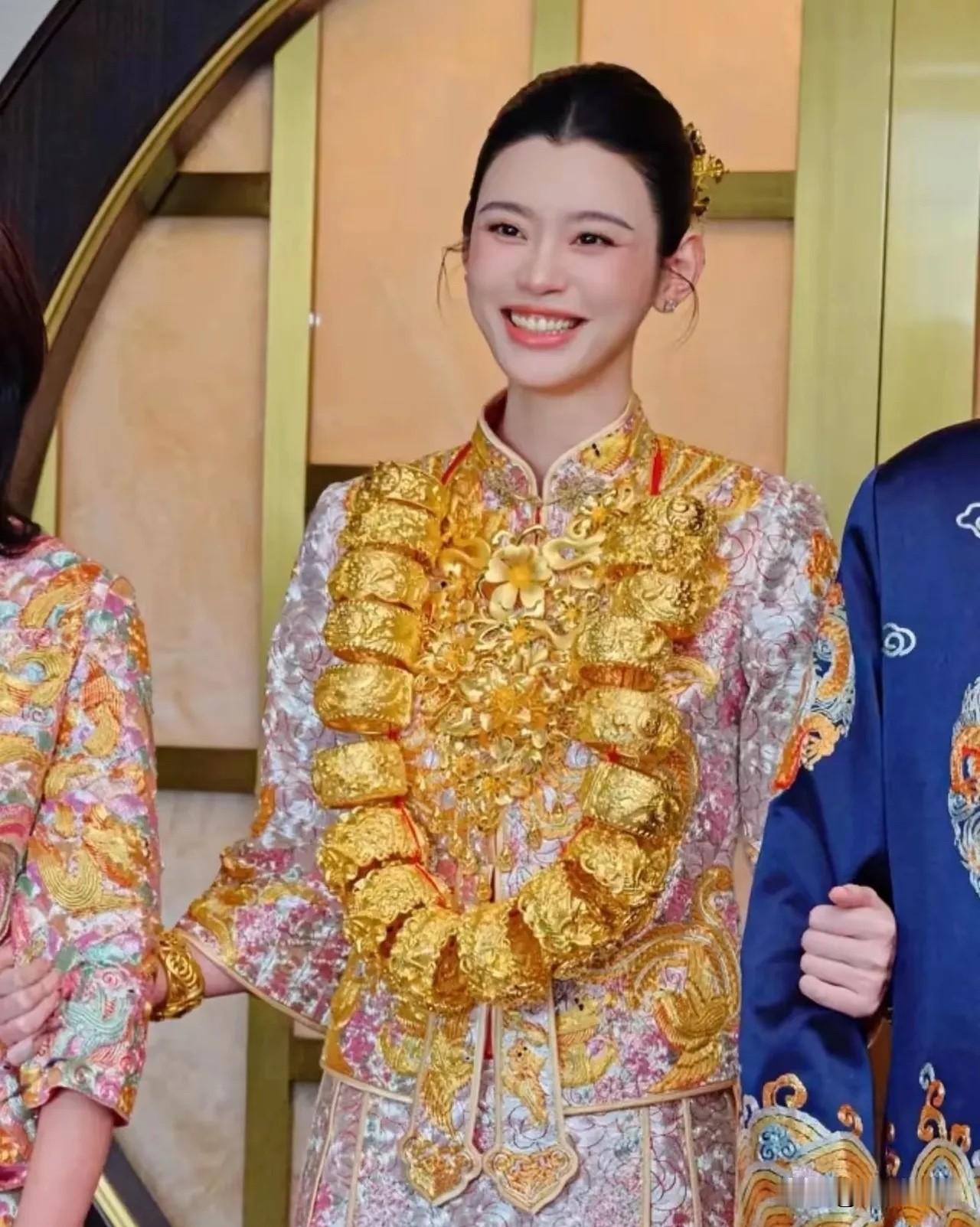 有一说一：四太梁安琪是真的够敞亮，嫁女儿娶儿媳全是一碗水端平，女儿有的金镯子儿