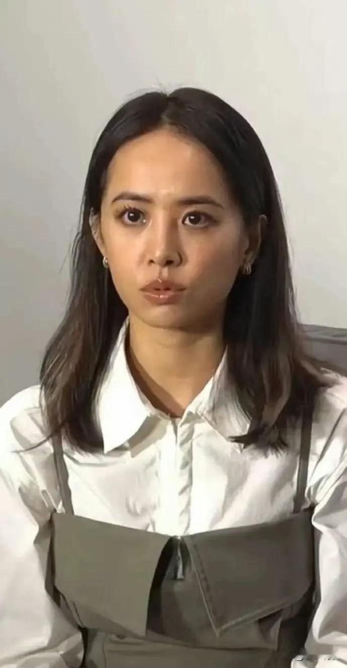 素颜状态下的蔡依林，看起来状态也挺好的。平时看到的都是精修图，这几张照片也是