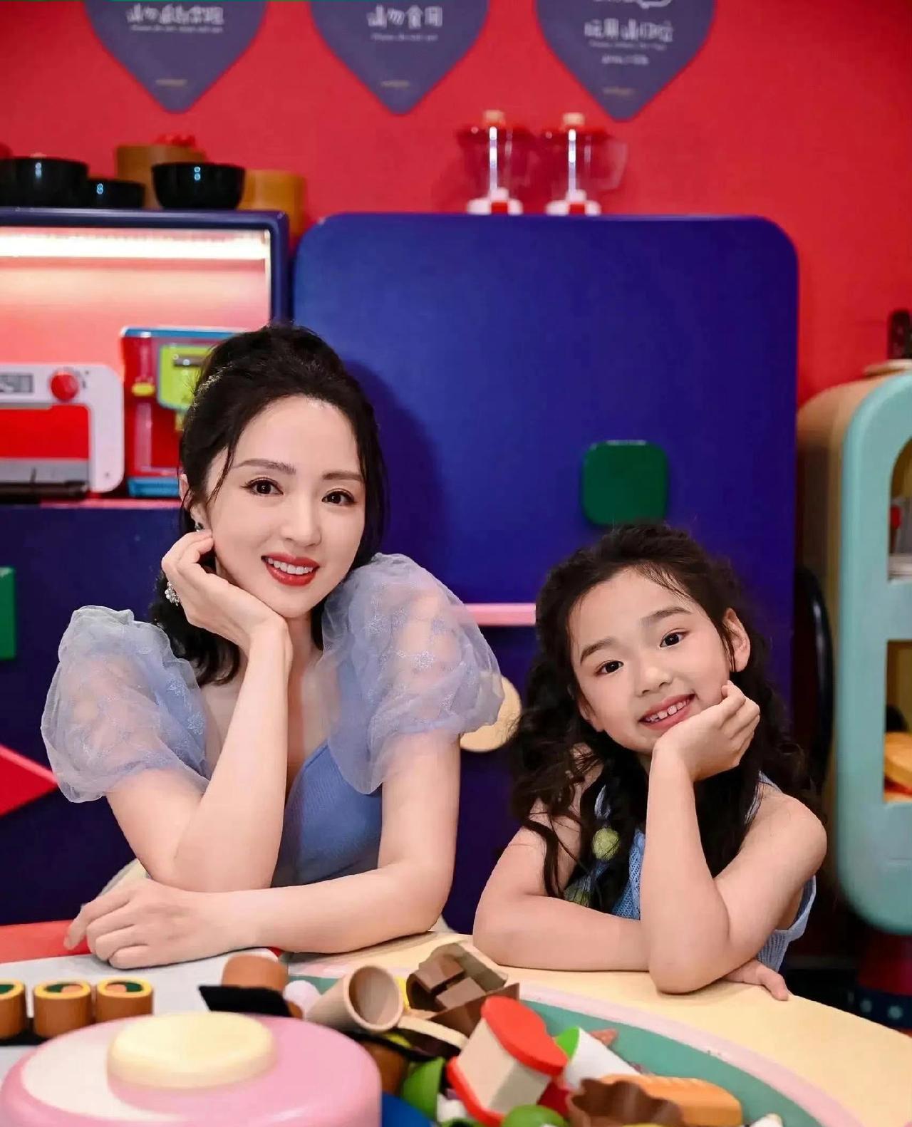 最扎心的不是打戏。是孩子看完后哭了。董璇这次又上热搜。她在新剧里演妈妈。