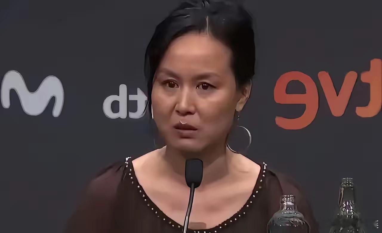坐牢坐成“明星”？有位干警察的朋友一句话戳穿她的真面目“这人没救了。”那位警察朋