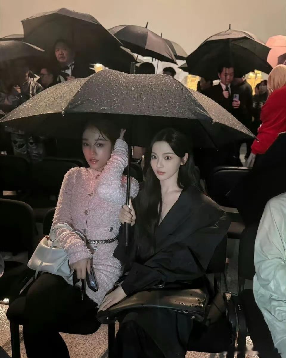 看了杨超越这两张照片，感觉这姐出道的含金量被严重低估了