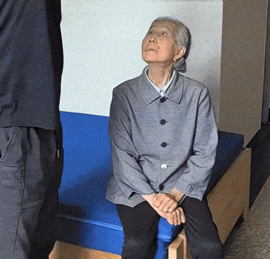 送91岁外婆去敬老院，一个眼神让全网心疼！