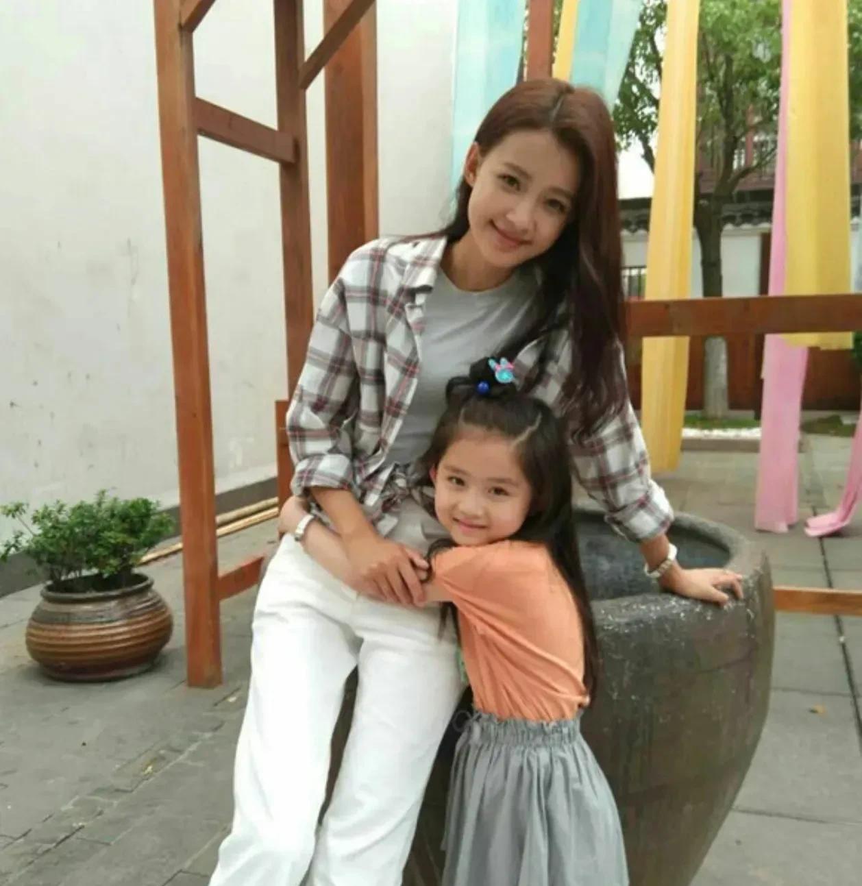 董子健和孙怡家的宝贝闺女叫"大福"！原来孙怡怀孕时超爱吃葡萄和桃子，本想给娃取