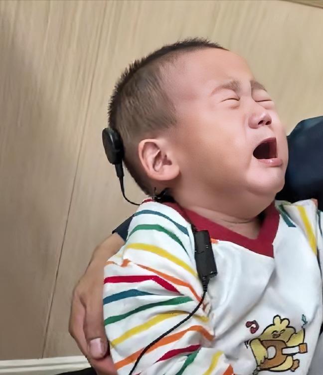 泪目！一岁的听障宝宝戴上人工耳蜗，第一次听见世界，哭成了小泪人这事的主角是广