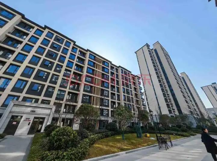 一位银行行长撂下一句扎心窝子的大实话：要是你手上攥着100万存款，压根不用急着去