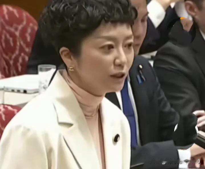 日本女议员猛烈拼击高士早苗12月16日，日本参议院预算委员会会议上，参议员奥