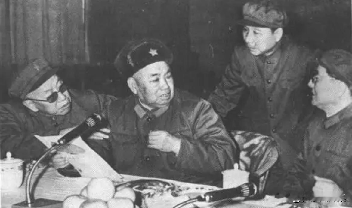 1984年元旦，南京军区举行新年茶话会，许世友将军（中）与向守志（右）、郭林祥（