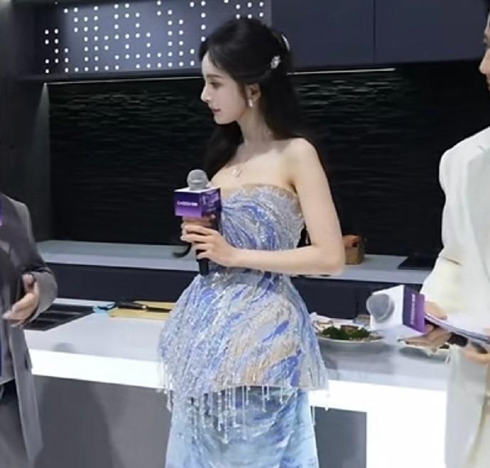 今天杨幂在出席时尚活动的时候搭配的像个漂亮的仙女，看上去年轻又迷人，真的好美。