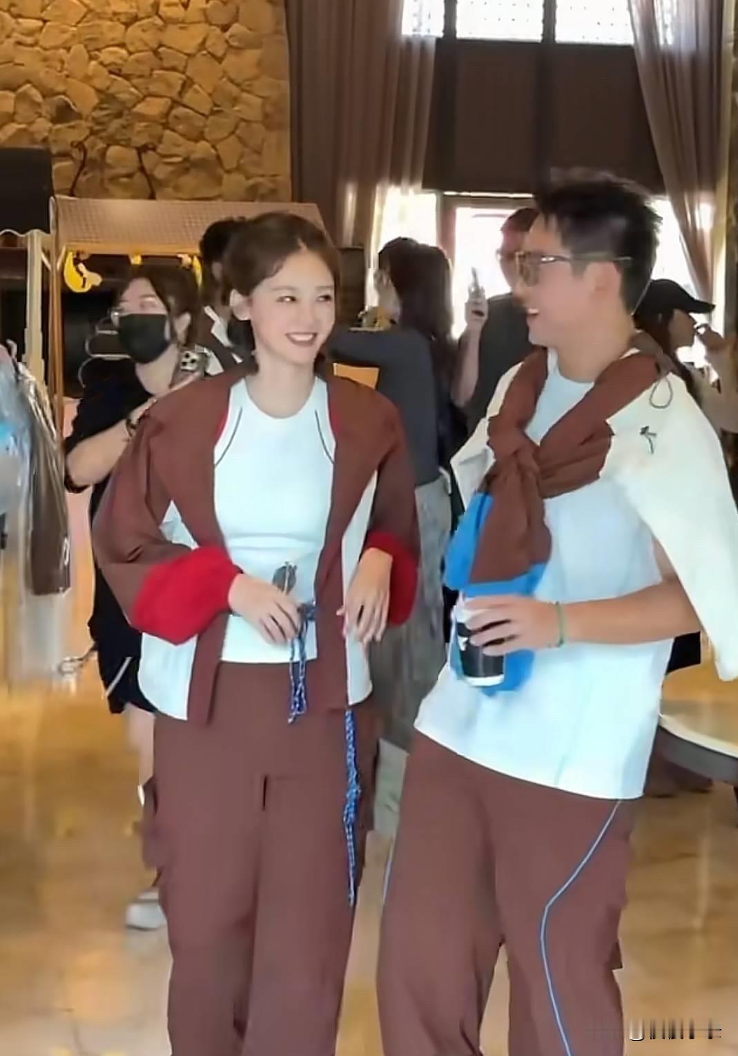 郑恺苗苗夫妻录综艺，现场笑得好甜啊，苗苗线下跟少女一样！他俩就在那边走边聊，也不