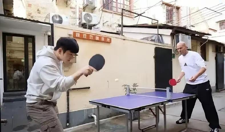 【法国人最懂浪漫，乒乓外交有声有色】成都混团比赛如火如荼，又迎来了一场浪漫插曲。
