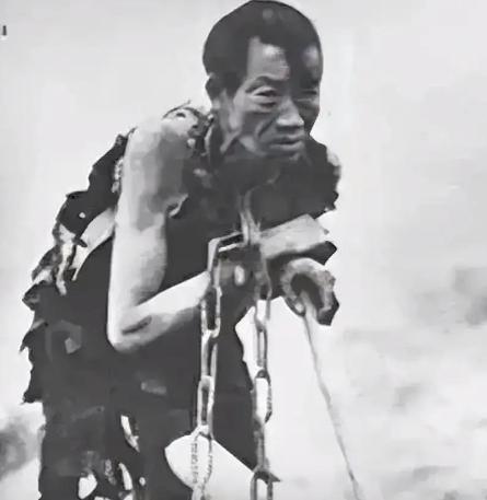 1949年青海解放以后，他瞧见解放军帽檐上的红五星，对执勤的战士开口说道：“我叫