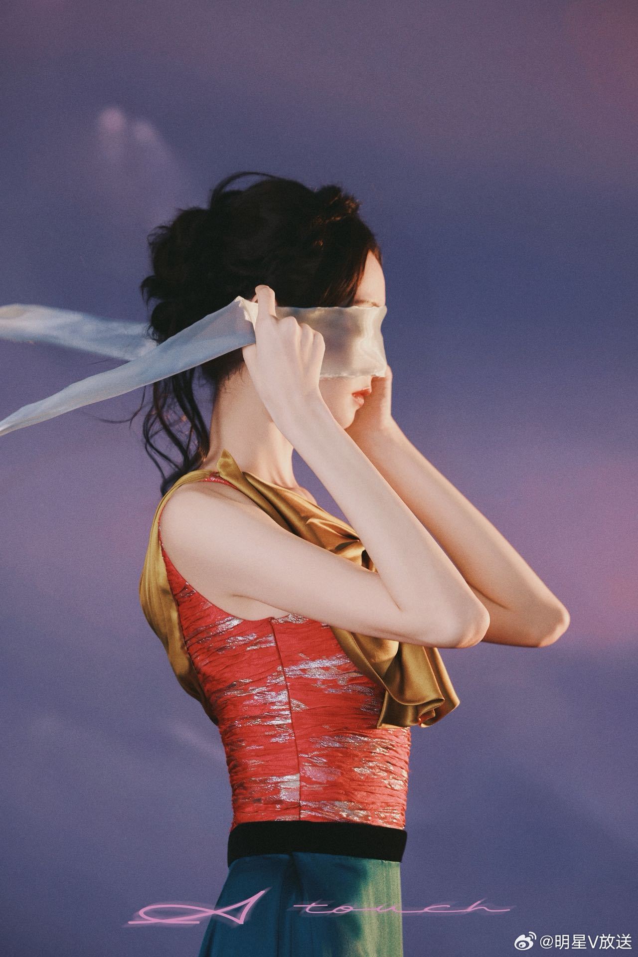 张艺凡这题审的很好来品品的高级审题！“浪潮”主题下，她是随风起舞的精灵，纱裙飘