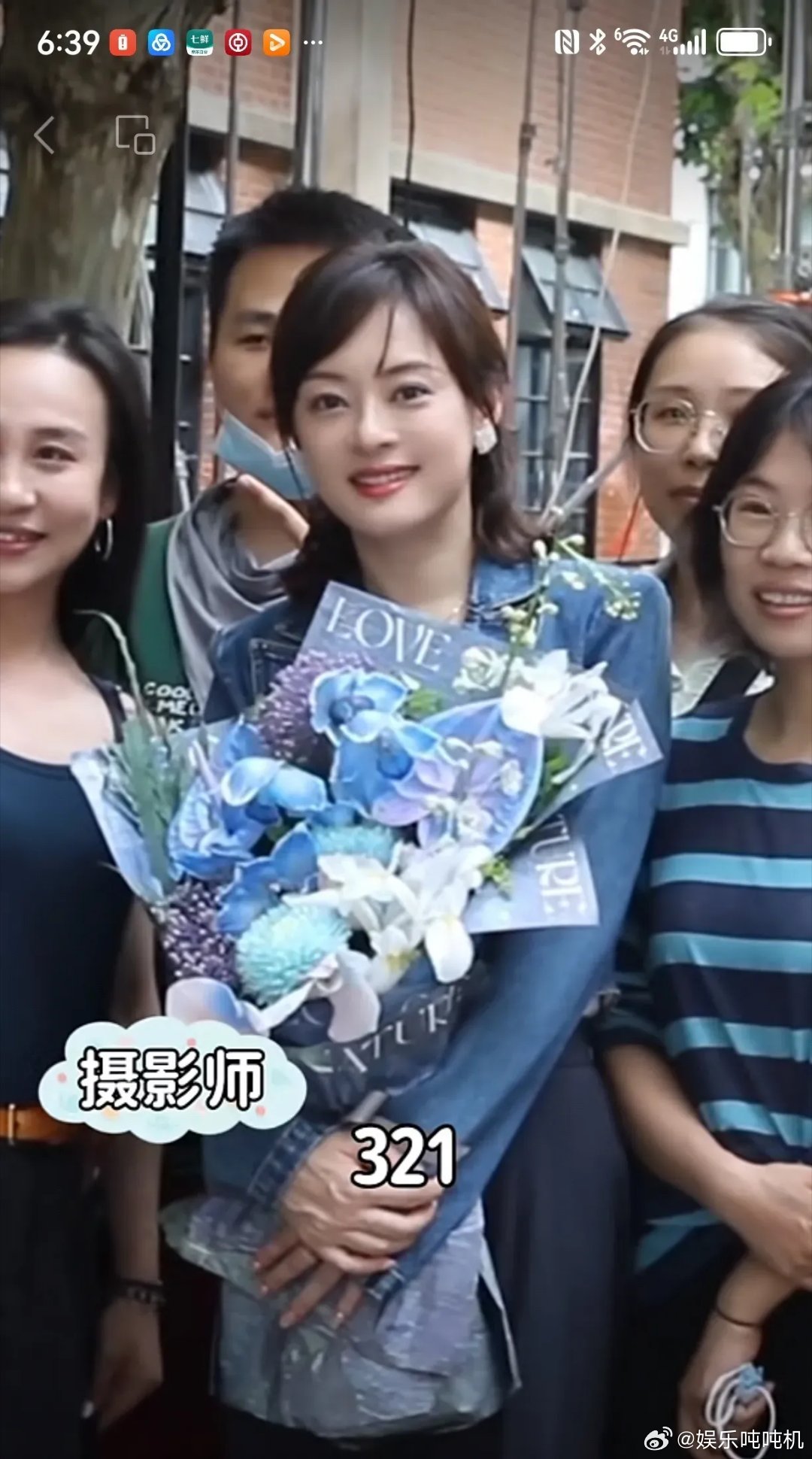 电视剧《蛮好的人生》快结束了，看看手机里播放的杀青花絮，剧组演员及工作人员排队与