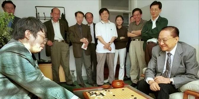 1983年，金庸宴请聂卫平，保姆的失言，让金庸当场开除她。那是1983年