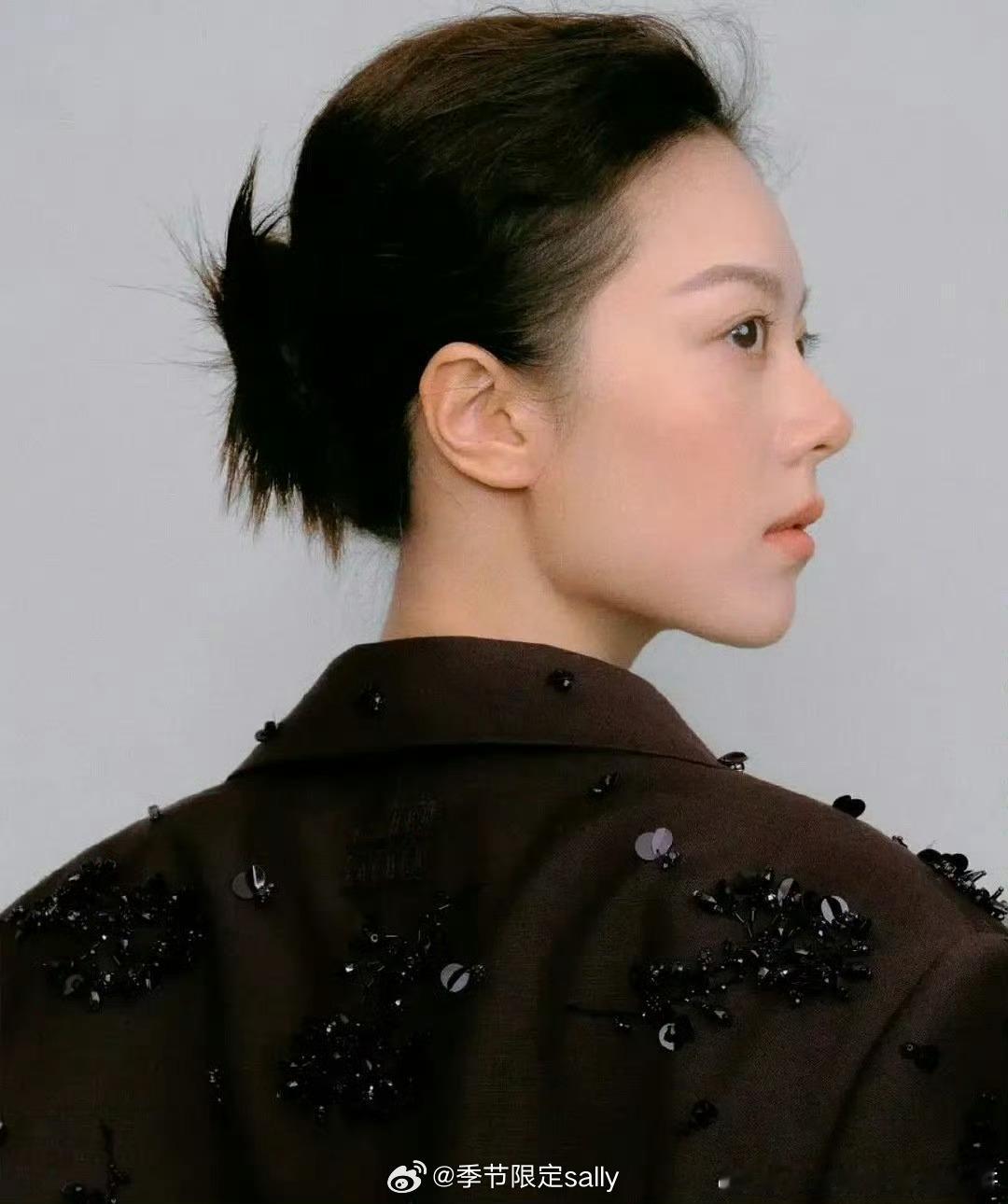 赵今麦上身miumiu珍藏定制系列，纯靠她自己在扛​​​