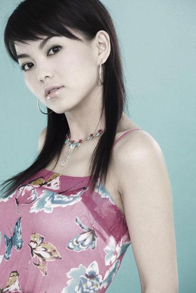 李湘年轻的时候也是个美女，她主持的快乐大本营，吸引了众多80、90后观看，
