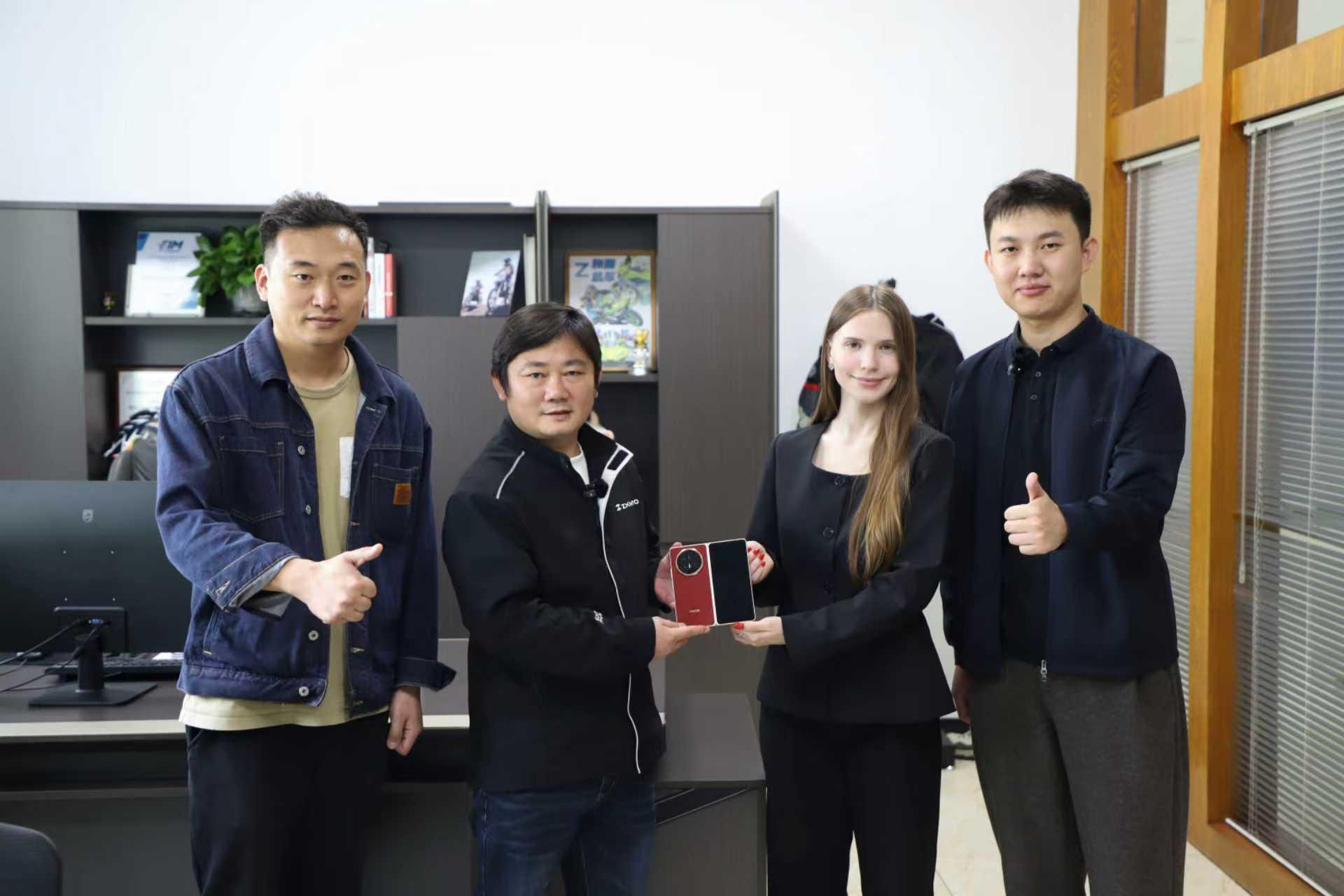 耀子这波操作我给满分，全网都在操心张雪的手机碎了，这会终于把碎屏手机换了！而且换