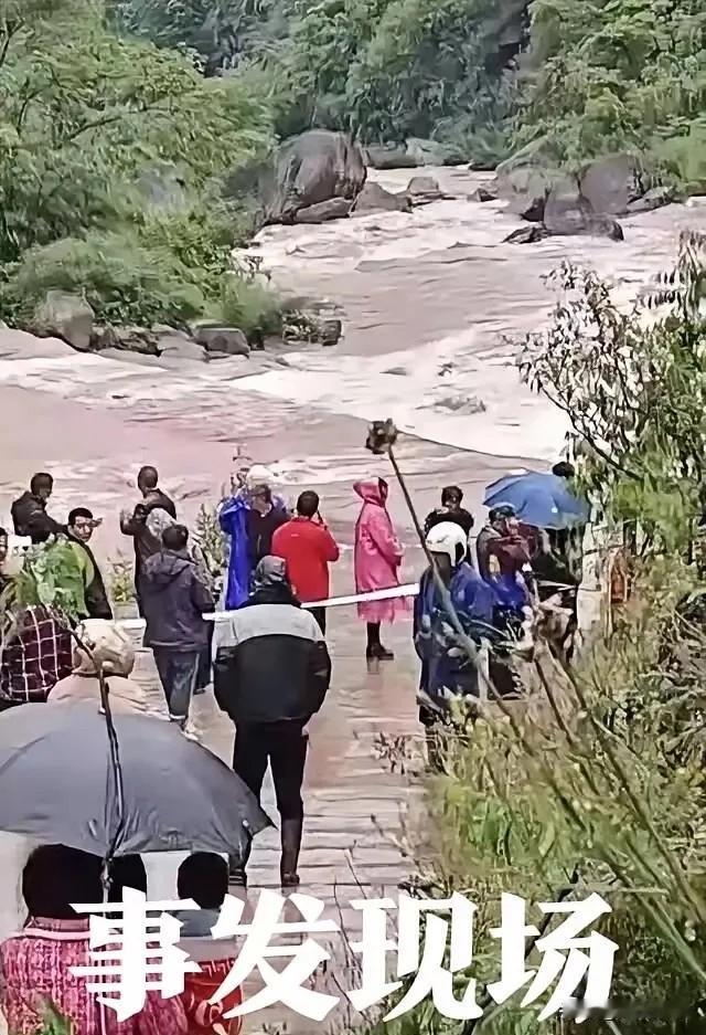 三条鲜活的人命没了！四川宜宾，失控落水的农用三轮车，开车的，是父亲，才41岁，知