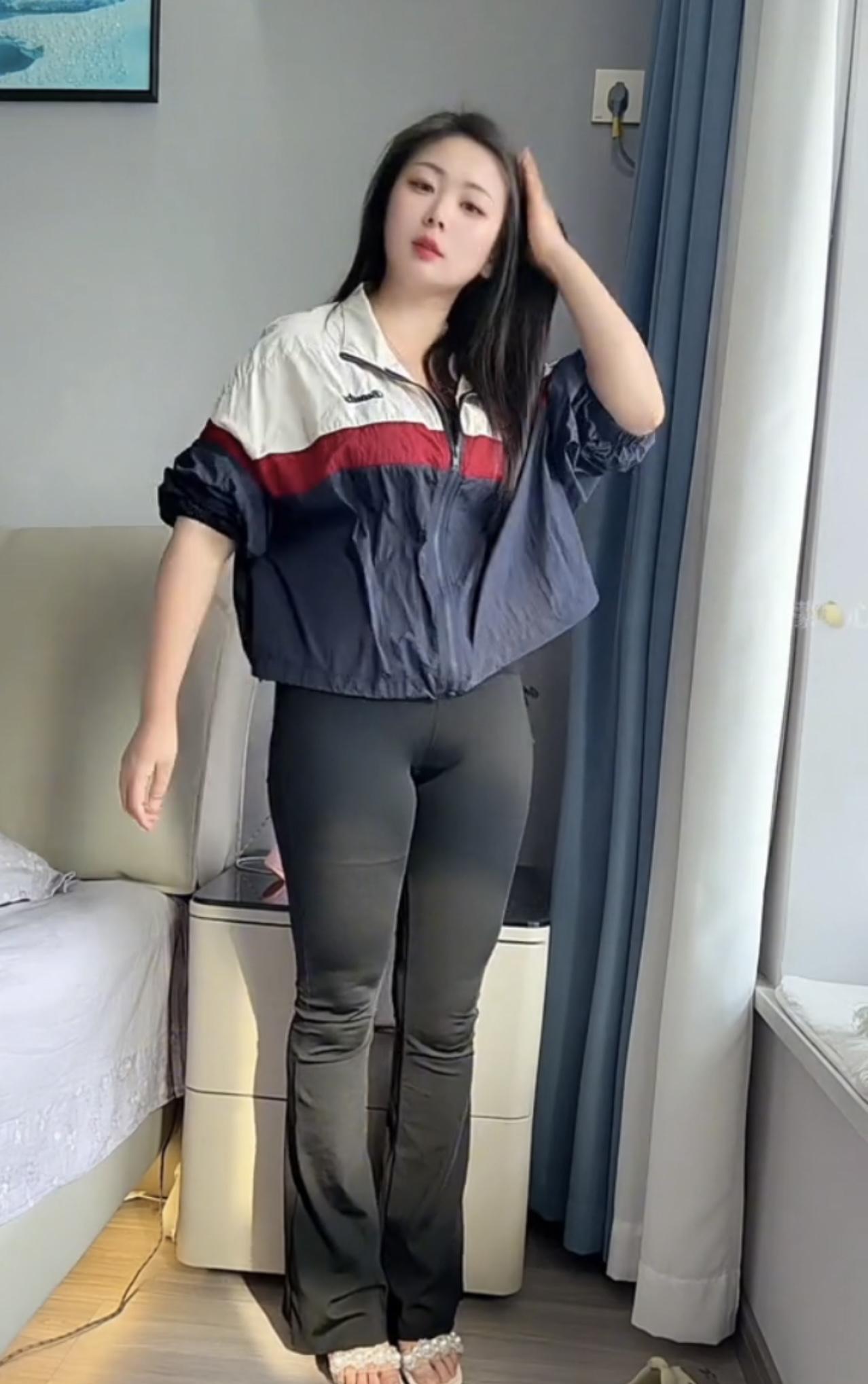 这样的女孩从农村泥土路，闯进一线城市出租屋，她像颗倔强种子。出租屋里，旧墙映
